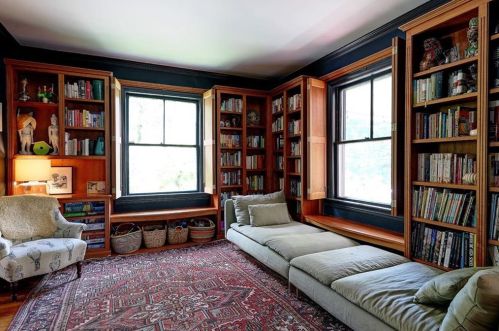 690 Angell St, Providence RI 02906-5309 exterior