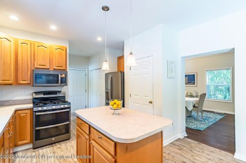 660 Berkeley Ave, Berkeley Township NJ 08721-3703 exterior