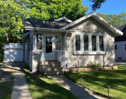 2262 Blodgett St, Meskegon, MI 49441-1516