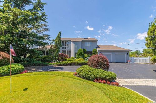 20 Cedar Ln, Babylon, NY 11702-3809