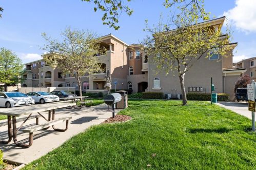 900 Moon Cir, Folsom CA  95630-4108 exterior