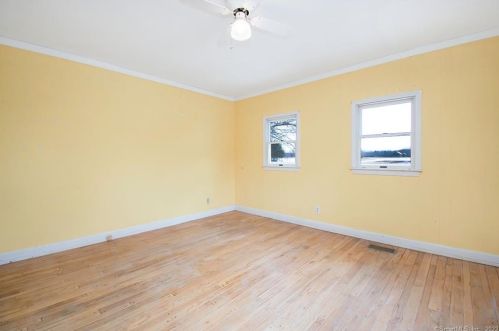 18 Grv St, Enfield CT 06082-4755 exterior