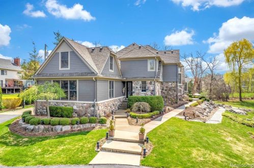 2395 Kingsbury Dr, Troy, MI 48098-4241