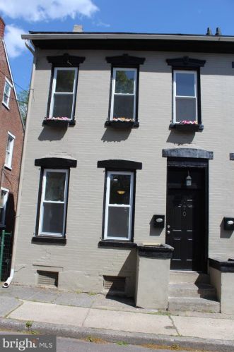 70 Warren St, Pottstown PA 19464-4336 exterior