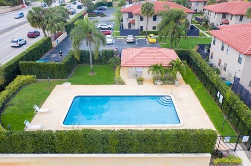 1466 25th Ave, Boynton Beach FL 33426-7476 exterior