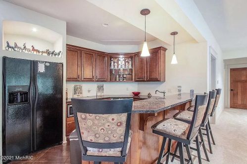 642 Chancellor Dr, Wyoming MI 49418 exterior