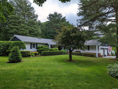 18 Hardwick Dr, Huntington Station, NY 11746-4506