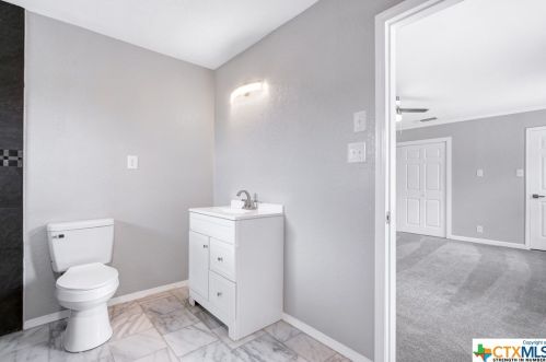 718 Grosvenor St, San Antonio TX 78221-1408 exterior