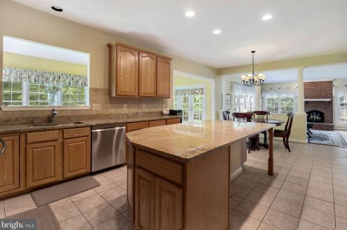 10720 Cloverbrooke Dr, Rockville MD 20854-6372 exterior