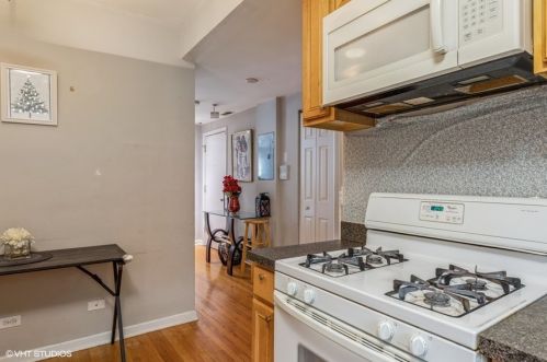 6307 Claremont Ave, Chicago IL 60659-2033 exterior