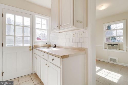 2701 Farmington Dr, Alexandria VA 22303-1315 exterior