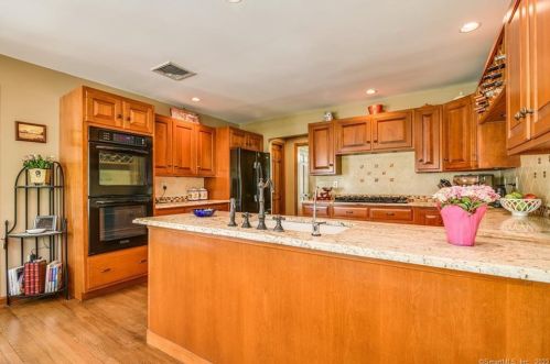 43 Jefferson Dr, Ridgefield CT 06877-5910 exterior