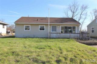 1414 Camden St, Pekin, IL 61554-2216