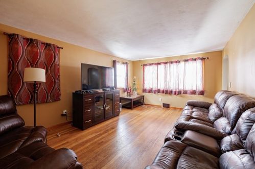 33 Cobb Ave, Chicopee MA 01013-3622 exterior