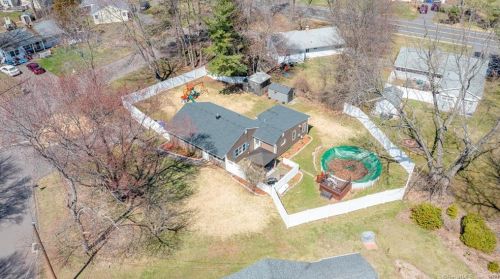 1 Mdw Rd, Enfield CT 06082-6003 exterior