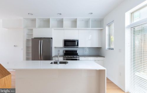 936 Leithgow St, Philadelphia PA 19123-1440 exterior