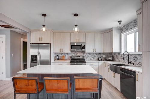 11104 Londonderry Dr, Sandy UT 84070 exterior