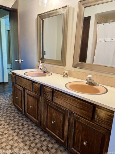 2853 Emmons Ave, Rochester MI 48307-4725 exterior