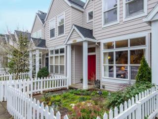 3808 Troy St, Portland, OR 97219-1665