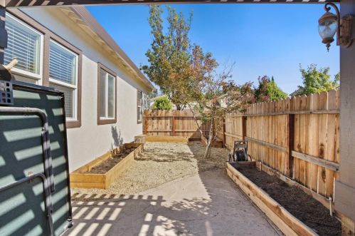 1072 La Paloma St, Turlock CA  95382-0485 exterior