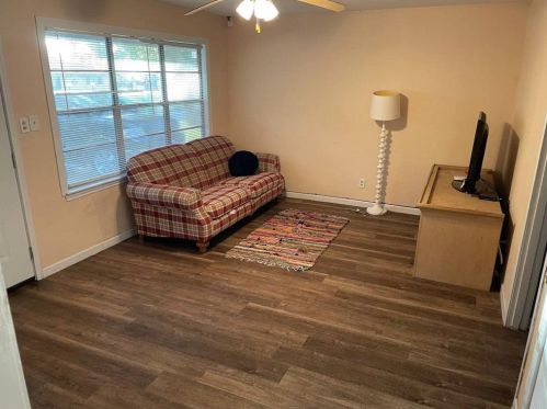 300 Pine St, Hempstead, TX 77445-4549