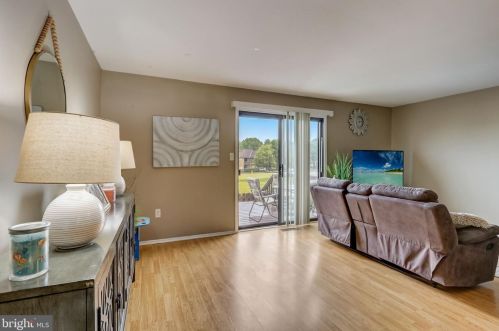 4 Crawford Ct, Trenton NJ  08690-3618 exterior