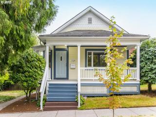 7624 Morrison St, Portland, OR 97215-2324