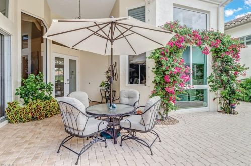 1032 Grand Isle Dr, Naples FL 34108-3325 exterior