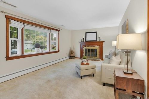 32 Kennedy Dr, Enfield CT 06082-5315 exterior