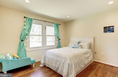 733 Rdg Dr, Mc Lean VA 22101-1620 exterior