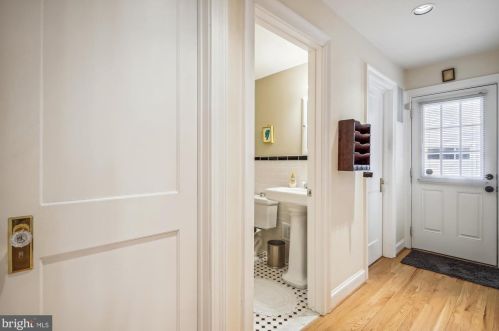 2417 Davis Ave, Alexandria VA  22302-3209 exterior