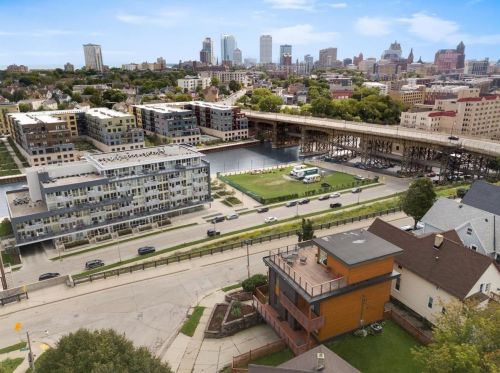 2001 Booth St, Milwaukee WI 53212-3403 exterior