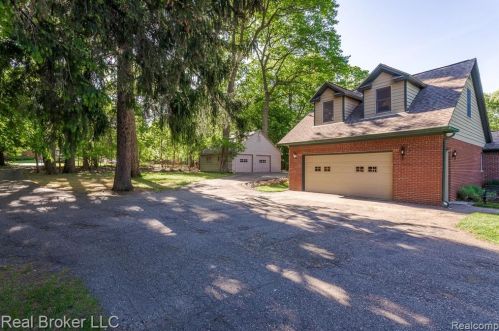 1300 Grandview Dr, Rochester MI 48306-4038 exterior