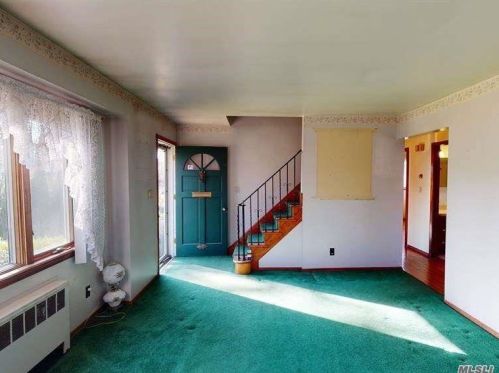 83 21 St, Huntington Station NY 11746-3257 exterior