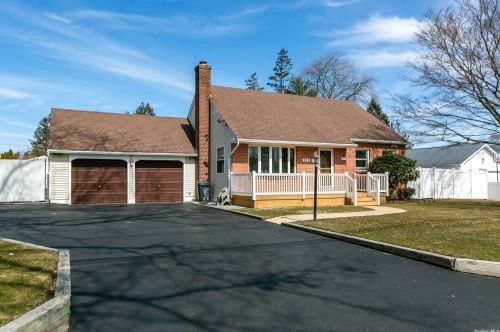 209 Van Buren St, Babylon, NY 11704-3412