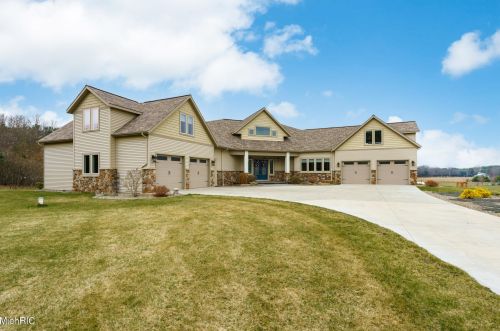 1372 2nd St, Kalamazoo, MI 49009-9375