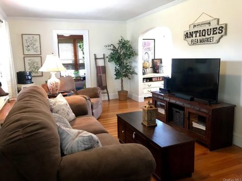 18 Earle St, Middletown, NY 10940-6514