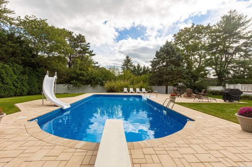 1537 Lincoln Ave, Bohemia NY 11716-4104 exterior