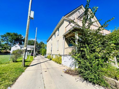 1016 Center St, Milwaukee, WI 53212-3052