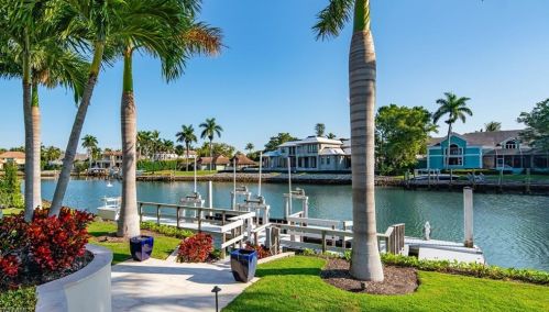 3243 Gin Ln, Naples FL 34102-7816 exterior