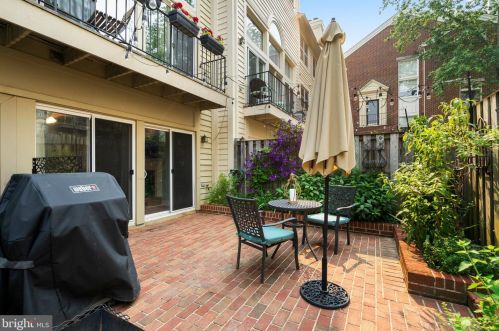 3803 Courtland Cir, Alexandria VA 22305-2061 exterior