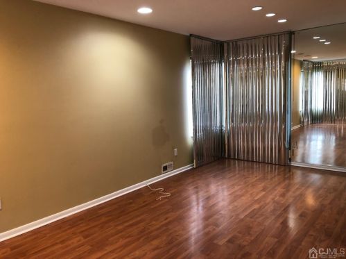 67 Gate House Ln, Edison NJ  08820-4008 exterior