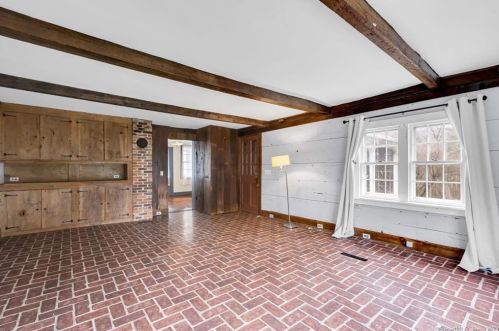 83 Maple St, Ellington CT  06029-3350 exterior