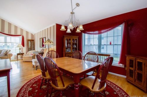 51 Berrios Hl Rd, Windsor CT 06095-1003 exterior