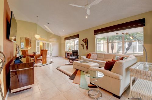 6871 Cairnwell Dr, Boynton Beach FL 33472-2960 exterior