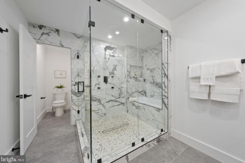 2706 Valley Dr, Alexandria VA  22302-2845 exterior