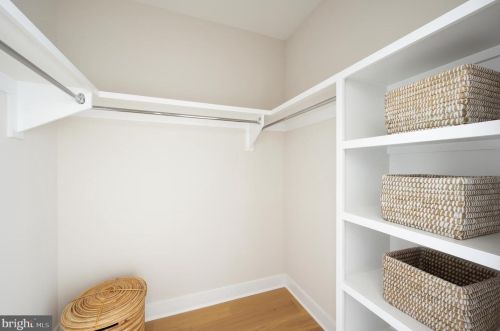 10260 Grosvenor Pl, Rockville MD 20852 exterior