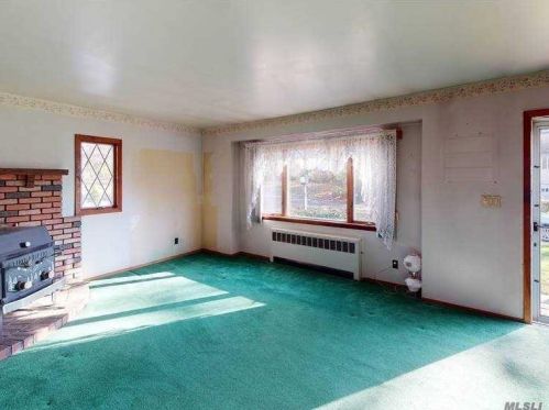 83 21 St, Huntington Station NY 11746-3257 exterior