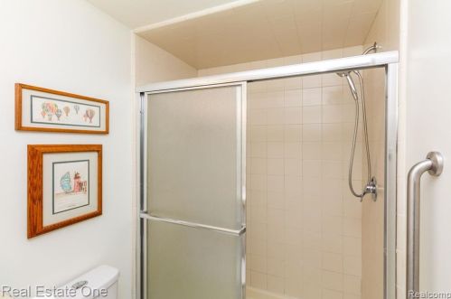 1439 Lantern Ln, Rochester MI 48306-4240 exterior