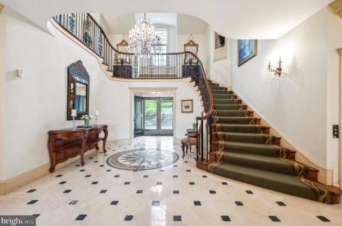 24 Lakewood Dr, Media PA 19063-1807 exterior